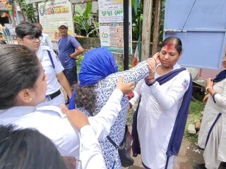 মহিলা পুলিশদের সিঁদুর পরিয়ে বিক্ষোভ, চুঁচুড়ায় পথ অবরোধ করে ধস্তাধস্তি!  
