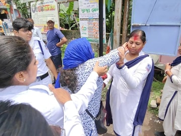 মহিলা পুলিশদের সিঁদুর পরিয়ে বিক্ষোভ, চুঁচুড়ায় পথ অবরোধ করে ধস্তাধস্তি! বন্ধ যান চলাচল