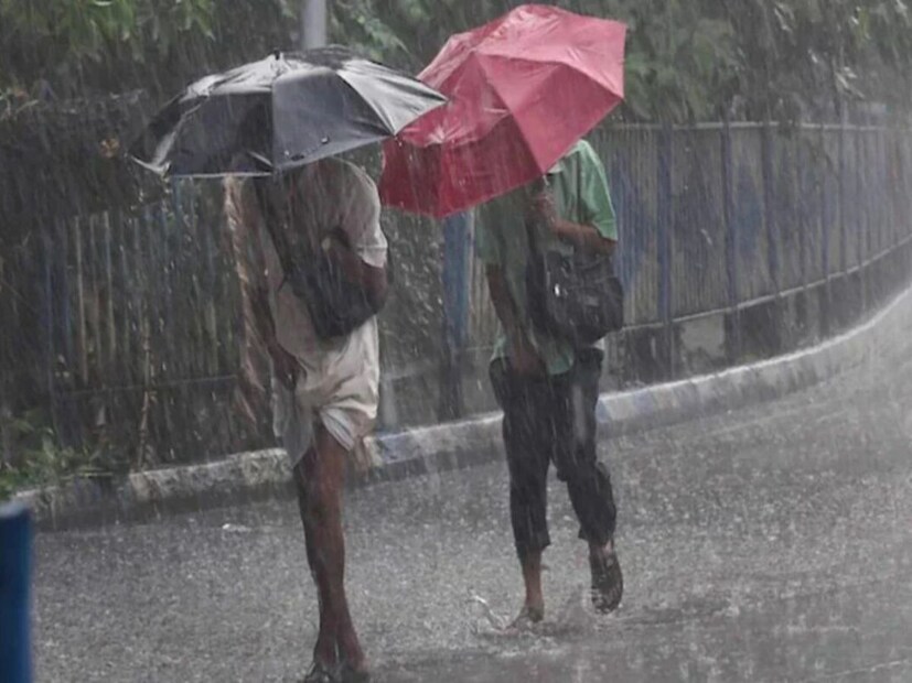 কলকাতা-সহ দক্ষিণবঙ্গের জেলাগুলি শেষ দু'দিন বৃষ্টিতে ভিজেছে। আলিপুর হাওয়া অফিসে রিপোর্টে নতুন করে ঝড়বৃষ্টির পূর্বাভাস। শনি ও রবিবার বৃষ্টির সম্ভাবনা দক্ষিণবঙ্গের একাধিক জেলার পাশাপাশি উত্তরবঙ্গে। ঘন্টায় ৪০ থেকে ৫০ কিলোমিটার গতিবেগে বইবে ঝোড়ো হাওয়া। 