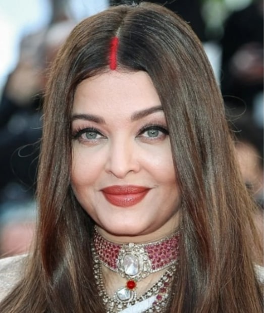 তিনি বুঝিয়ে দিলেন যে তাঁর মতো সুন্দরীকে ছেড়ে তাঁর স্বামীর অন্য কোনও মহিলার প্রতি মন দেওয়া সম্ভবই নয়৷ কারণ ২০ বছরের বেশি তিনি কান উৎসবে আসছেন এবং বারবার তিনি তাঁর সৌন্দর্যের ডালি সাজিয়ে ধরছেন ক্যামেরার সামনে!