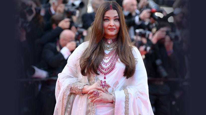 একই সঙ্গে দেশের অপরেশন সিঁদুরকে সম্মান জানাতেও এভাবে সিঁথিতে সিঁদুর পরেছেন ঐশ্বর্য৷ এমনও বলছেন অনেক বিশেষজ্ঞ৷ 