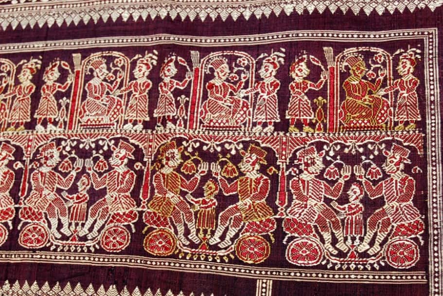  আঁচলে বিবিধ পৌরাণিক ও অন্যান্য নকশা-বোনা এই শাড়ি আভিজাত্যের প্রতীক হিসাবে গণ্য৷ বিষ্ণুপুরের স্বনামধন্য বালুচরী শাড়ি এবং বালুচরি শিল্প সম্বন্ধে জানতে শিল্পী অরুণ দে জানালেন না জানা বহু তথ্য।