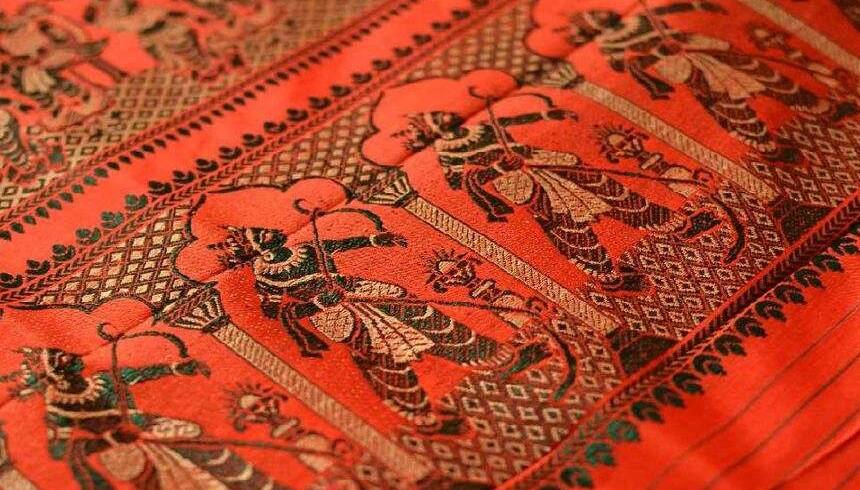  বালুচরী শাড়ি হাতে করে বুনে তৈরি করতে ব্যবহার করা হয় জ্যাকার্ড মেশিন। জ্যাকার্ড মেশিনের মধ্যে ধাতুর পাতের উপরে বিভিন্ন ডিজাইন করা থাকে এবং সেই ডিজাইন গুলি অনুসরণ করে হাতে করে বুনে তৈরি করতে হয় এই বিশেষ শাড়ি।