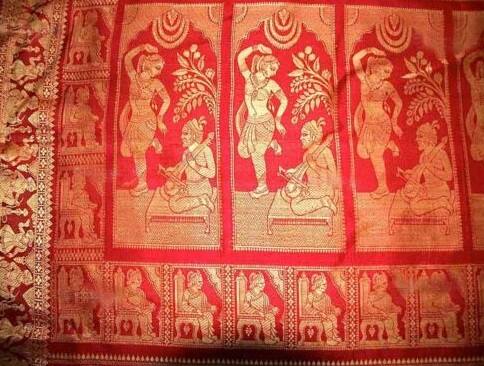  শিল্পী জানান "এক একটি ভাল বালুচরি শাড়ি তৈরি করতে সময় লাগে প্রায় তিন মাস। ব্যবহার করা হয় প্রাকৃতিক রং। দুর্দান্ত নৈপুূর্ণ তার সাথে তৈরি হয় ইন ডিটেল শাড়ি।"