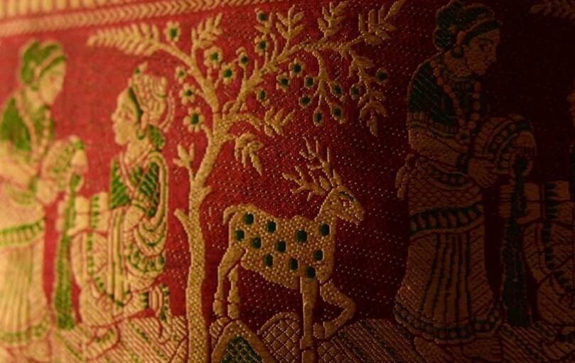  বাঁকুড়ার মন্দির নগরী বিষ্ণুপুর। বিষ্ণুপুরে যেরকম অপূর্ব টেরাকোটার কাজ রয়েছে সেরকমই আরেকটি দুর্দান্ত শিল্প হল বালুচরী শিল্প।