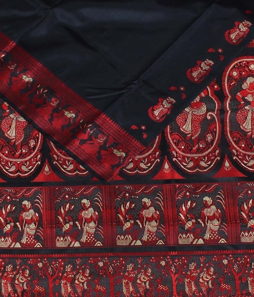  তাঁতিদের পরিশ্রম এবং তার সঙ্গে অনলাইন টেকনোলজি, এই দুইয়ের মেইল বন্ধনে যেন নতুন রূপ পেয়েছে বিষ্ণুপুরের ঐতিহ্যবাহী এই বালুচরি।