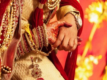 'দাঁড়াও, তোমার হাত কাঁপছে কেন...?' চিৎকার করে উঠল কনে! পরমুহূর্তে যা ঘটল, ঘাম ছুটল বরের!