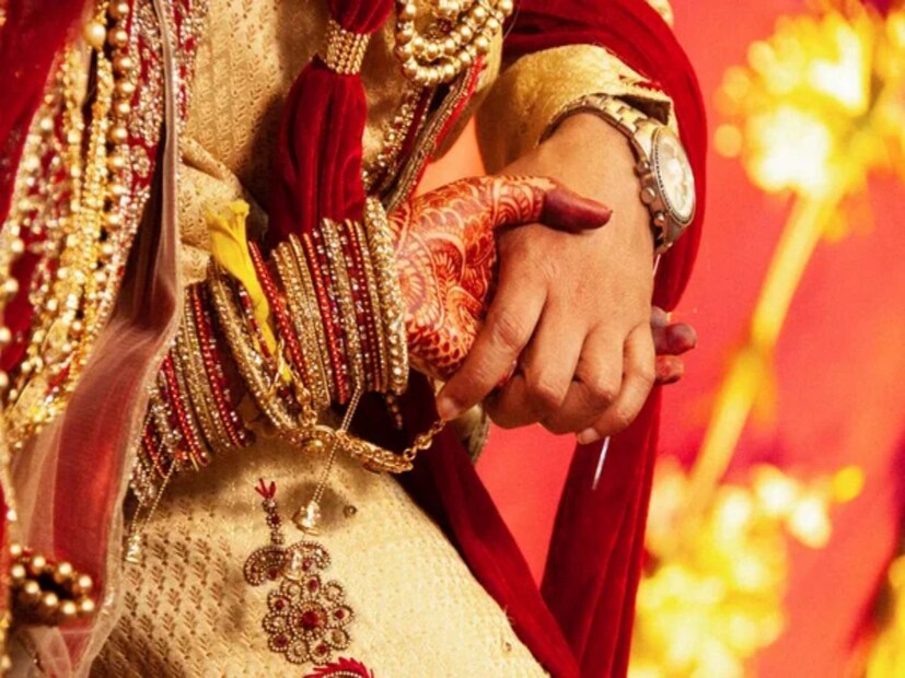 চলছে বিয়ের মরশুম। আর তারই মধ্যে সোশ্যাল মিডিয়ায় একের পর এক নতুন নতুন বিয়ের ঘটনা ও ছবি ভাইরাল হচ্ছে। কোথাও বিয়ের নানা সুন্দর সুন্দর মুহূর্ত যেমন সোশ্যাল মিডিয়ায় সকলের নজর কাড়ে তেমনই আবার উঠে আসে এমন কিছু ঘটনা যা মুহূর্তে কাঁপিয়ে দেয় বুক। Representative Image 