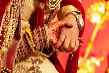 'দাঁড়াও, তোমার হাত কাঁপছে কেন...?' চিৎকার করে উঠল কনে! পরমুহূর্তে যা ঘটল, ঘাম ছুটল বরের!