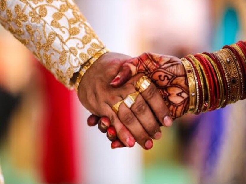 কনের পরিবারের সদস্যরা তখন হইহই করে ওঠেন। তাঁরা জানান, এমনকি 'দ্বারচর' অনুষ্ঠানের সময়ও বরের হাত কাঁপছিল। সেটা মোটেই নার্ভাসনেস বা উদ্বেগের লক্ষণ নয়। হতে পারে বর মদ্যপান করেছেন। Representative Image