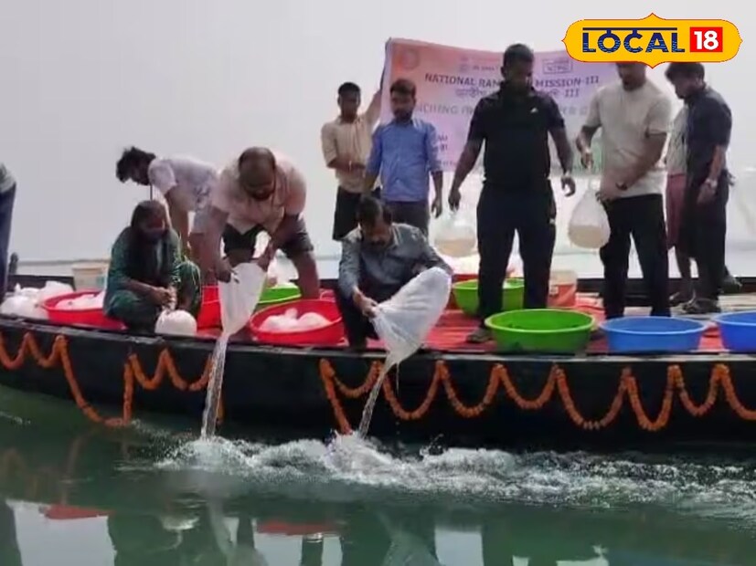 উপস্থিত ছিলেন সংস্থার ডিরেক্টর ডঃ বসন্তকুমার দাস, বিজ্ঞানী শ্রীমতি নিরুপদা চানু এবং নামামী গঙ্গা প্রকল্প ও সিফরি-র গবেষণারত একাধিক বৈজ্ঞানিক এবং আধিকারিক। এই প্রকল্পের সঙ্গে জড়িত আধিকারিকেরা জানান, ইলিশ মাছের মতো গলদা চিংড়ির পরিযায়ী স্বভাব রয়েছে। ফরাক্কা ব্যারেজ সংলগ্ন এলাকার এবং গঙ্গা নদীর আপস্ট্রিমে ইলিশ মাছের সংখ্যা বাড়ানোর জন্য ইতিমধ্যেই এই প্রকল্পের অংশ হিসেবে এক লক্ষ ইলিশ মাছের চারা ছাড়া হয়েছে৷ 