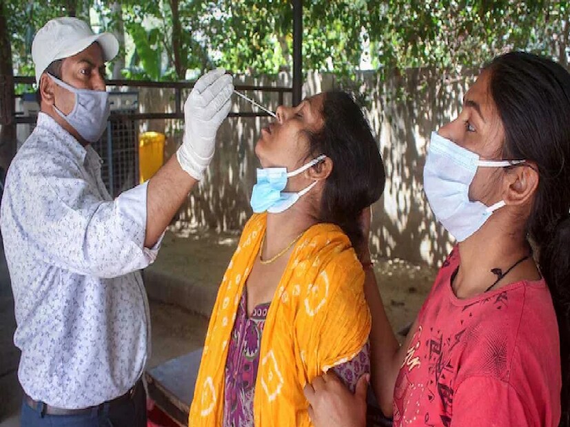 থার্ড ওয়েভ এখানে ২৮ থেকে ৩২ দিন সক্রিয় ছিল। এ থেকে স্পষ্ট যে ওমিক্রনের এই সাব ভ্যারিয়েন্টটি মানুষকে আরও দ্রুত প্রভাবিত করতে পারে। যার ভিত্তিতে বলা যেতে পারে যে এটি ২১ থেকে ২৮ দিনের মধ্যে তার সর্বোচ্চ স্তরে পৌঁছাতে পারে। এরপর কোভিডের ঘটনা আবার কমতে শুরু করবে। Photo- Representative