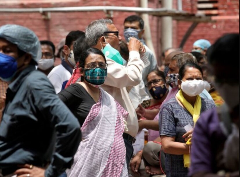কোভিড-১৯ সংক্রমণের জন্য কি আমরা মানসিক ভাবে প্রস্তুত?এই সংক্রমণ আমাদের দেহকে দুর্বল করে দিয়েছে। তবে মনেও এর জেরে পড়েছে গভীর ছাপ। Journal of Family Medicine and Primary Care-এর এক গবেষণা থেকে জানা গিয়েছে যে, অতিমারীর কালে ভারতে বিশেষ করে শহরাঞ্চলে মানসিক স্বাস্থ্যজনিত সমস্যা বেশি পরিমাণে দেখা দিয়েছে। আবার বিশ্বব্যাপী পরিসংখ্য়ান তুলে ধরে বিশ্ব স্বাস্থ্য সংস্থা জানিয়েছে যে, কোভিড ছড়িয়ে পড়ার প্রথম বছরে উত্তেজনা এবং মানসিক অবসাদ ২৫ শতাংশ বেড়েছিল।
