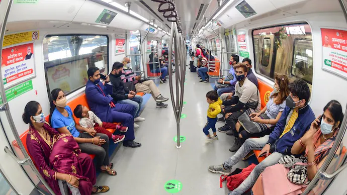 প্রসঙ্গত, নতুন নতুন ঘটনায় বরাবরই চর্চায় থাকে দিল্লি মেট্রো। প্রতি দিনই কোনও না কোনও চাঞ্চল্যকর দৃশ্য বা ঘটনার জেরে সংবাদ শিরোনামে উঠে আসে রাজধানীর মেট্রো রেল। ভাইরাল হওয়ার জন্য নেটিজেনদের মধ্যেও নানা অভিনব কাণ্ড কারখানা দেখতে পাওয়া যায় সোশ্যাল মিডিয়ার দৌলতে। File Photo 