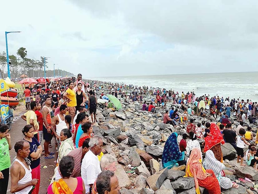 সব মিলিয়ে বলা যায়, এ বছর পুজোর মুখে দিঘায় একেবারেই উলটপুরাণ। পর্যটকে ঠাসা সৈকতের জায়গায় এখন কেবল মেঘলা আকাশ আর টানা বৃষ্টির ছবি। 