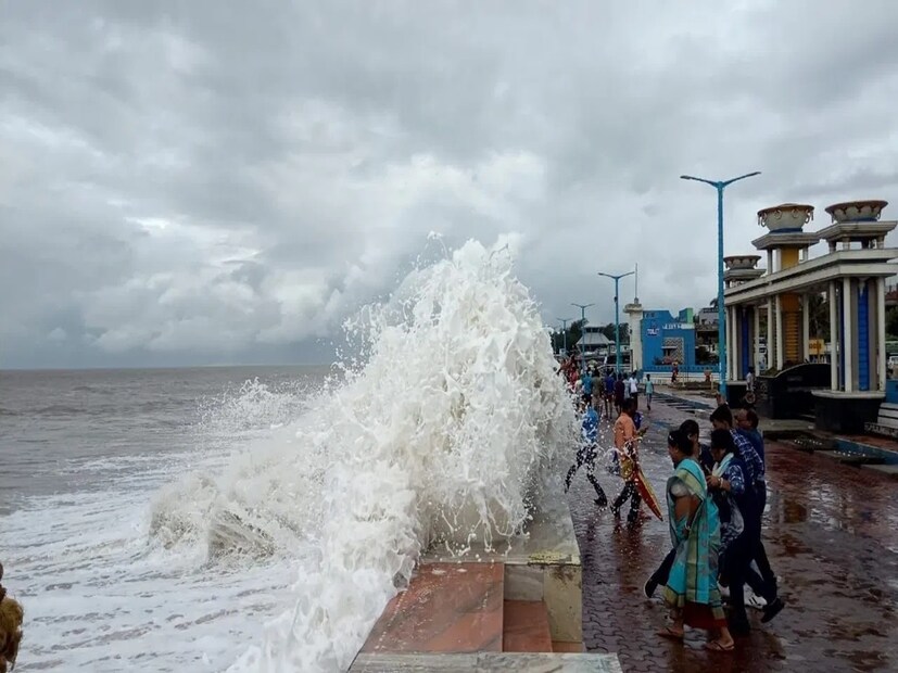 বাঙালির পর্যটন স্থানগুলির মধ্যে অন্যতম হল দিঘা। ছুটি পেলেই অনেকে ঢু মারেন এই সৈকত নগরীতে। দিঘার সমুদ্রে প্রিয়জনকে সময় কাটাতে পছন্দ করেন অনেকেই। 