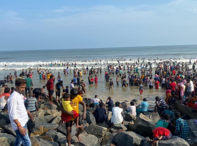 আসলে 'দিঘা' নামের নেপথ্যেও রয়েছে এক অজানা ইতিহাস। সেই ইতিহাস বহু মানুষেরই অজানা। বেশিরভাগ বাঙালি জানেন না, দিঘার আসল নাম কী! আপনি কি বলতে পারবেন? 
