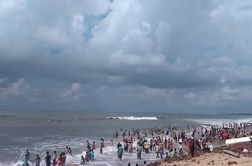 দিঘার ইতিহাস সম্পর্কে তা হলে জানা যাক। অষ্টাদশ শতাব্দীতে বাংলা-বিহার-ওড়িশার মসনদে মীরকাশিমকে নবাব হিসেবে স্বীকৃতি দেওয়ার সিদ্ধান্ত নেয় ব্রিটিশ ইস্ট ইন্ডিয়া কোম্পানি। কিন্তু নবাবের সাম্রাজ্যের 'চাকলা মেদিনীপুর'-এর দায়ভার কোম্পানির হাতে থাকে। এই চাকলা মেদিনীপুরের অধীনে ছিল 'বীরকুল পরগণা' নামে একটি অঞ্চল।