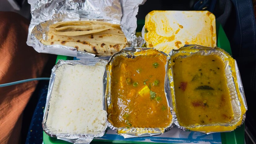 রাতের খাবার নির্ধারিত সময়ে খাওয়া স্বাস্থ্যের জন্য অত্যন্ত জরুরি। দেরি করে খেলে হজমে সমস্যা, ঘুমের ব্যাঘাত ও ওজন বাড়ার মতো সমস্যা দেখা দিতে পারে। তাই ঘুমোনোর অন্তত ২-৩ ঘণ্টা আগে ডিনার করা উচিত যাতে শরীর সুস্থ থাকে এবং ঘুম ভালো হয়।