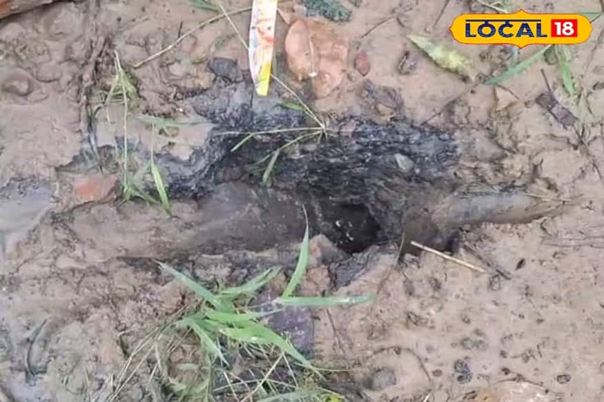 জলের পাইপে মিশে যাচ্ছে সুতো কারখানার রঙ 