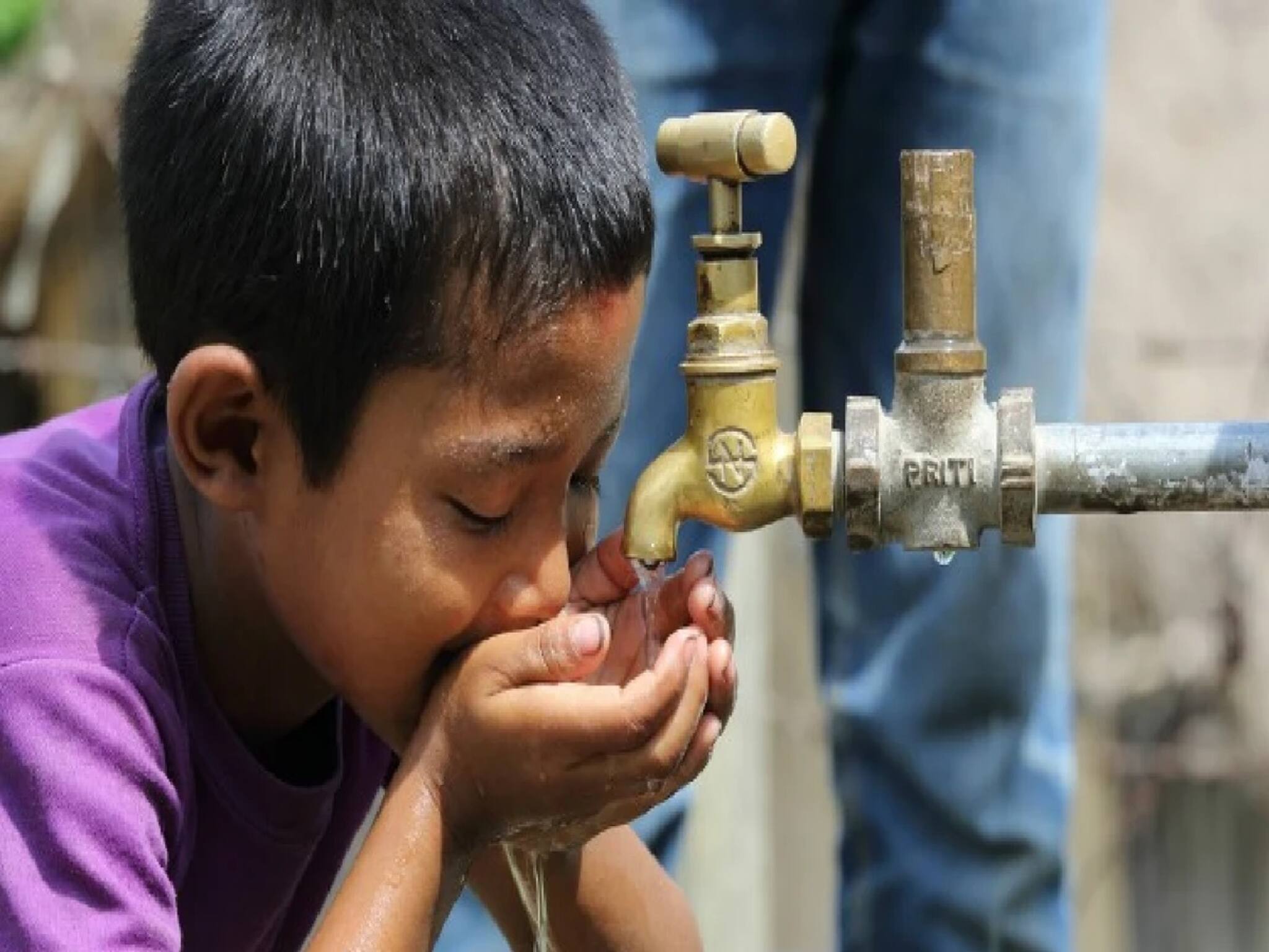 পানীয় জলের পাইপলাইন দিয়ে এ কী বার হচ্ছে! শিউরে উঠছেন জলের রঙ দেখে, আতঙ্ক চরমে