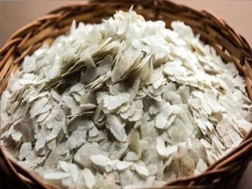 *চিঁড়েতে শর্করার পরিমাণ বেশি৷ পাশাপাশি ট্রাইগ্লিসারাইডের ঘনত্বও বেশি৷ ডায়াবেটিসে পরিমিত পরিমাণে চিঁড়ে খাওয়াই ভাল৷ বেশি পরিমাণে খেলে সমস্যা তৈরি হতে পারে। সংগৃহীত ছবি। 