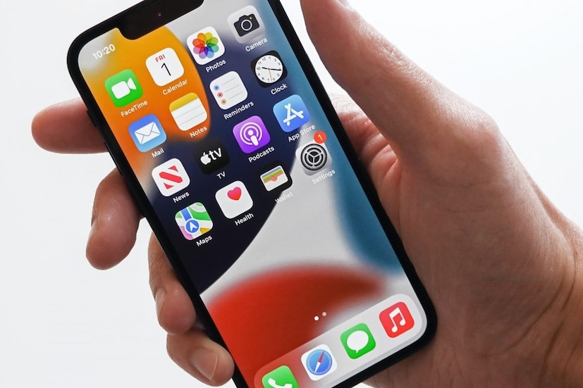 সম্প্রতি iPhone ব্যবহারকারীদের একটি বড়সড় নিরাপত্তাজনিত ঝুঁকির বিষয়ে সতর্ক করল ভারত সরকার। যেসব ব্যবহারকারী লেটেস্ট iPhone 16 এবং পুরনো মডেল ব্যবহার করছেন, তাঁরা ঝুঁকির মধ্যে রয়েছেন। Indian Computer Emergency Response Team বা CERT-In থেকে আসা নতুন তথ্য থেকে জানা যাচ্ছে যে, বিষয়টা ঠিক কী? আর নিজেদের ডিভাইসগুলিকে নিরাপদ করার জন্য কী করছে Apple! 