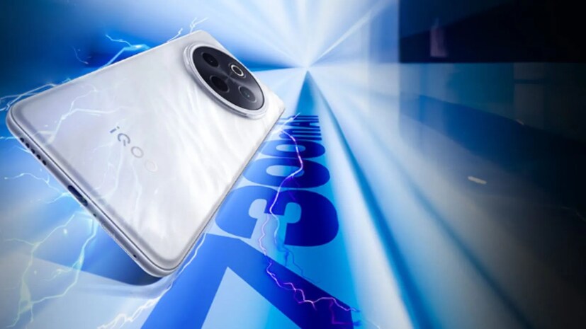 iQOO Z10 5G: ৭৩০০mAh ব্যাটারি এবং ৯০ ওয়াট ফাস্ট চার্জিং ফেসিলিটি রয়েছে এই ফোনে। iQOO Z10 5G ফোনটি আবার Snapdragon 7s Gen 3 চিপসেট দ্বারা চালিত। এতে রয়েছে ১২ জিবি RAM এবং ২৫৬ জিবি স্টোরেজ। এই ফোনটিকে আছে ৬.৭৭ ইঞ্চি কার্ভড AMOLED স্ক্রিন। সেই সঙ্গে মেলে ১২০ হার্ৎজ রিফ্রেশ রেট এবং সর্বোচ্চ ৫০০০ নিটস ব্রাইটনেস। এই ফোনে থাকে ৫০ মেগাপিক্সেল প্রাইমারি ক্যামেরা এবং ২ মেগাপিক্সেল সেকেন্ডারি ক্যামেরা। Z10 5G এই ফোনটি ২০ হাজার টাকার মধ্যে পেতে পারেন গ্রাহকরা। 