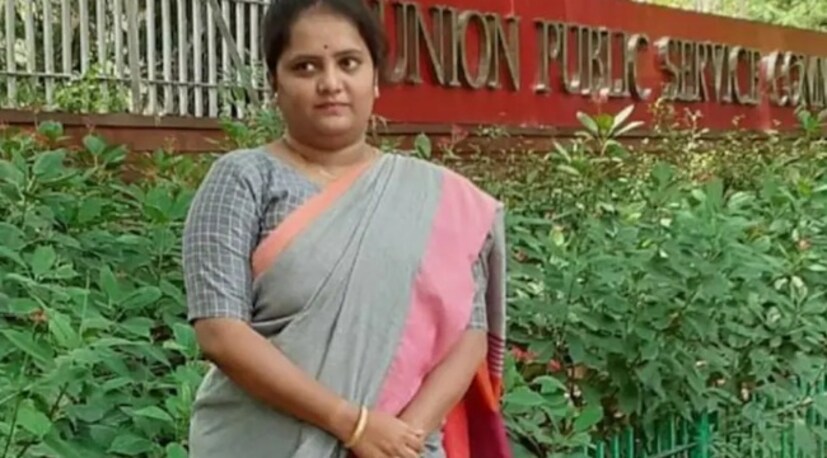 তিনি কেবল টেলিভিশন ধারাবাহিকেই নয়, কন্নড় সিনেমাতেও শিশুশিল্পী হিসেবে অভিনয় করেছেন। কীর্তনা জনপ্রিয় তামিল পরিচালক সিতারা এবং রমেশ অরবিন্দের ছবিতে শিশু চরিত্রে অভিনয় করেছেন। তিনি প্রায় ৩২টি চলচ্চিত্র এবং ৪৮টি টেলিভিশন ধারাবাহিকে অভিনয় করেছেন। ফলস্বরূপ, তিনি ১৫ বছর বয়সে সিনেমা থেকে অবসর নেন, যদিও প্রত্যাশা ছিল যে তিনি কন্নড় সিনেমায় একজন বড় নাম হয়ে উঠবেন।