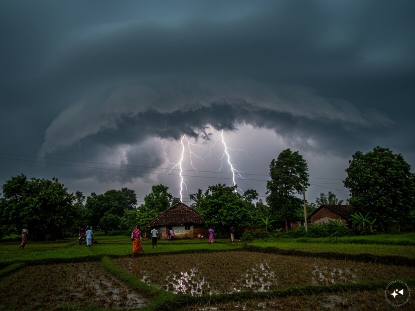 বিশেষ করে বীরভূম, মুর্শিদাবাদ, নদীয়া, দুই বর্ধমান, ঝাড়গ্রাম, পশ্চিম মেদিনীপুর, পুরুলিয়া এবং বাঁকুড়া জেলায় কালবৈশাখীর সতর্কতা জারি করা হয়েছে। ৬০ থেকে ৭০ কিলোমিটার বেগে ঝোড়ো হাওয়ার সঙ্গে বজ্রপাত ও শিলাবৃষ্টির সম্ভাবনা রয়েছে।