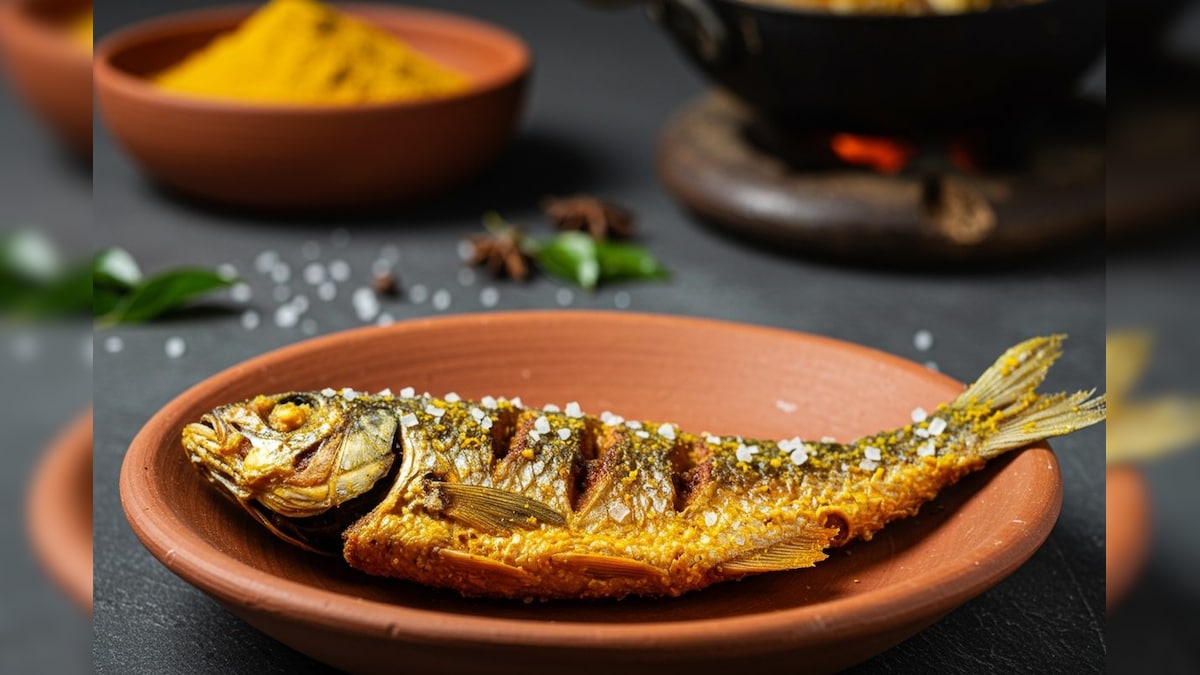 Fish: এমনি এমনি নয় কিন্তু! কখনও ভেবে দেখেছেন মাছ ভাজার আগে নুন-হলুদ মাখানো হয় কেন? রান্নাঘরের এই রীতির পিছনে ‘বড়’ কারণ আছে