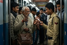 ট্রেনের শৌচালয়ের এ কী অবস্থা! ভিতরে ঢুকলেই...বাবা গো! পালিয়ে বাঁচছেন যাত্রীরা