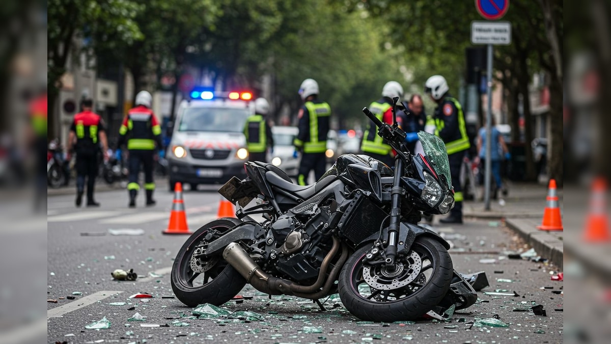 Bike Accident: মুখোমুখি ধেয়ে এল দুটি বাইক, তার পরেই…ধাক্কা! ছিটকে পড়লেন হেলমেট ছাড়া ৫ আরোহী, রক্তস্রোত! passengers were without helmet 2 bikes collision face to face 5 people death in severe bike accident in chandakona