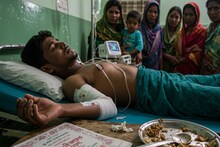কোথায় ঢুকে বসেছিল সাপ, জুতো পরতেই ছোবল! এক বছরেই ৩ বার সাপের কামড়, যুবকের যা হল...!