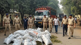 কাশ্মীরে সন্ত্রাসবাদ নির্মূলের লক্ষ্যে দেশজুড়ে জারি রয়েছে একাধিক অভিযান। মাদক পাচার রুখে, সেই অর্থে জঙ্গি সংগঠনগুলির অর্থভাণ্ডার নষ্ট করাই এই অভিযানের অন্যতম উদ্দেশ্য। সম্প্রতি এই জাতীয় একটি বড় সাফল্য এল ঝাড়গ্রাম জেলা পুলিশের হাতে। কাশ্মীরে সন্ত্রাসবাদ নির্মূলের লক্ষ্যে দেশজুড়ে জারি রয়েছে একাধিক অভিযান। মাদক পাচার রুখে, সেই অর্থে জঙ্গি সংগঠনগুলির অর্থভাণ্ডার নষ্ট করাই এই অভিযানের অন্যতম উদ্দেশ্য। সম্প্রতি এই জাতীয় একটি বড় সাফল্য এল ঝাড়গ্রাম জেলা পুলিশের হাতে।