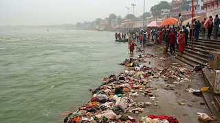 হুগলির শ্রীরামপুরে ভয়ঙ্কর জলদুর্ঘটনা। সুরকি ঘাটে গঙ্গায় স্নান করতে নেমে জোয়ারের টানে তলিয়ে গেল তিন কিশোর-কিশোরী। সোমবার দুপুরে ঘটে যায় মর্মান্তিক ঘটনাটি। নিখোঁজদের খোঁজে এখনও চলছে তল্লাশি। 