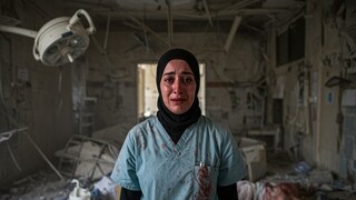 গাজার এক হাসপাতালে আহতদের চিকিৎসা করতেন, তিনি নিজেই হারালেন তাঁর নয় সন্তানকে ইজরায়েলি বিমানহানায়। তাঁর স্বামীও গুরুতর আহত। এই ঘটনা গাজার সংঘাতের ভয়ঙ্কর বাস্তবতাকে সামনে এনে দেয়।