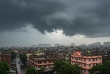 ঝেঁপে আসছে...আগামী দু’ঘণ্টায় কাঁপিয়ে দেবে! কোথায় কবে দুর্যোগ, কী পূর্বাভাস জেনে নিন