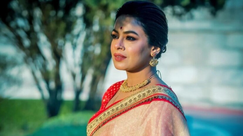 ঢাকা পোস্টে প্রকাশিত প্রতিবেদন অনুযায়ী, এমনই রোগে আক্রান্ত ছিলেন গায়িকা ইমন চক্রবর্তী৷ এই সমস্যার কথা নিজের একটি ফেসবুক স্টোরিতে নিজেই জানান গায়িকা৷ তিনি লিখেছেন, ‘পিএমএস মেয়েদের খুবই গুরুতর সমস্যা। নিজের যত্ন নিন। ধ্যান করুন, ব্যায়াম করুন, ভালো করে খাওয়াদাওয়া করুন। আর যদি কিছু করতে ইচ্ছে না করে, তাহলে দয়া করে কিছু করবেন না কিছুক্ষণ বিশ্রাম নিন, তারপর কাজে ফিরে আসুন। আমি অনেক দিন ধরে এই সমস্যায় ভুগছি। এর সঙ্গে মানিয়ে নেওয়ার চেষ্টা করছি এবং জানি এটা সামলে উঠতে পারবো। সকল মেয়েদের জন্য শুভকামনা রইল…।’