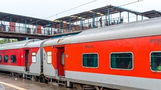 ট্রেনের ইঞ্জিনে শিকল কেন লাগানো হয়? ভারতীয় রেলের ব্যাখ্যা জানলে আপনি অবাক হবেন! ট্রেনের ইঞ্জিনে শিকল কেন লাগানো হয়? ভারতীয় রেলের ব্যাখ্যা জানলে আপনি অবাক হবেন!