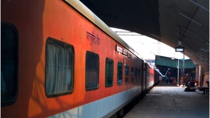 শিলিগুড়ির ডিএস কলোনির পরিত্যক্ত ট্রেনের কামরায় নাবালিকাকে ধর্ষণের অভিযোগে নয়ন বর্মনকে হায়দ্রাবাদ থেকে গ্রেফতার করেছে রেল পুলিশ ও SOG। আজ জলপাইগুড়ি আদালতে তোলা হবে। শিলিগুড়ির ডিএস কলোনির পরিত্যক্ত ট্রেনের কামরায় নাবালিকাকে ধর্ষণের অভিযোগে নয়ন বর্মনকে হায়দ্রাবাদ থেকে গ্রেফতার করেছে রেল পুলিশ ও SOG। আজ জলপাইগুড়ি আদালতে তোলা হবে।