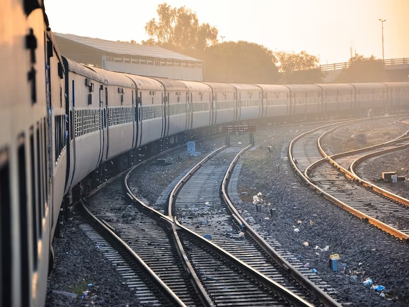 নতুন Auto Upgradation Scheme-এর মূল ফিচার এবং নিয়ম: যোগ্যতা - যাঁরা পুরো ভাড়া দিয়ে যাত্রা করছেন, তাঁরাই শুধুমাত্র এর জন্য যোগ্য। যাঁদের অকেশনাল টিকিট (যেমন-প্রবীণ নাগরিক, পাস হোল্ডার অথবা অন্যান্য ছাড় পাওয়া নাগরিক) থাকে, তাঁরা আপগ্রেডেশন পাবেন না।