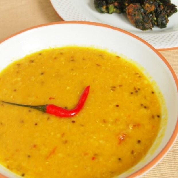 অড়হর ডালের উপকারিতা- অড়হর ডালে প্রচুর পরিমাণে ফাইবার থাকে। এটি কোষ্ঠকাঠিন্যের সমস্যা থেকে মুক্তি পেতে সাহায্য করতে পারে। - নিয়মিত ফাইবার গ্রহণ করলে হৃদরোগ, স্ট্রোকের ঝুঁকি কমানো যায় এবং ওজনও নিয়ন্ত্রণে রাখা যায়। - এতে ফলিক অ্যাসিড পাওয়া যায়। যা মহিলাদের স্বাস্থ্যের জন্য অত্যন্ত গুরুত্বপূর্ণ বলে বিবেচিত হয়। - এই ডাল কার্বোহাইড্রেটের একটি ভাল উৎস। এটি শরীরে শক্তি সরবরাহ করতে পারে।