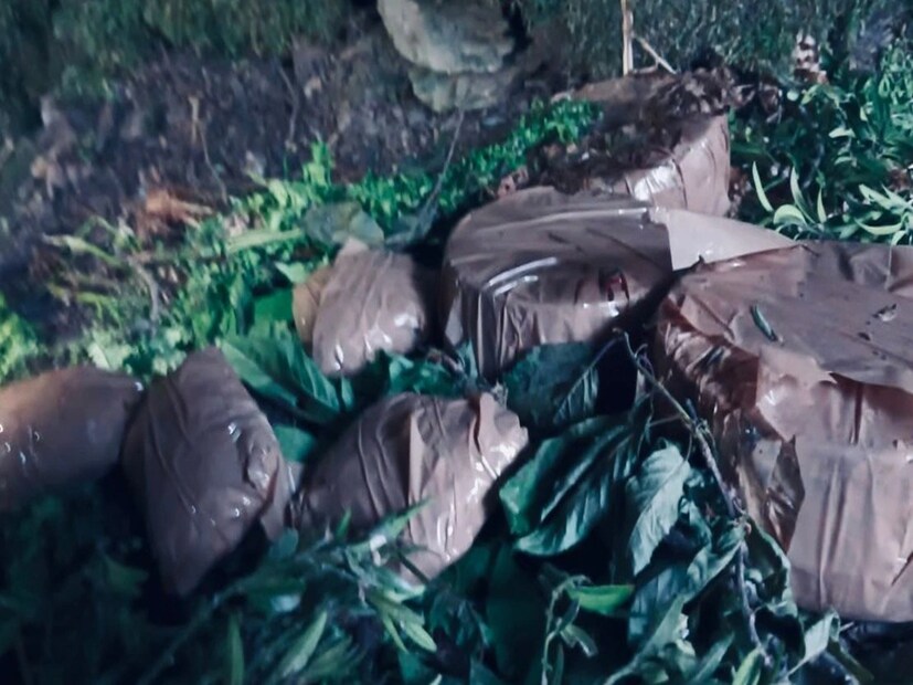 পহেলগাঁও থেকে সম্ভাব&#x200d;্য দু’টি রুট দিয়ে পালিয়ে থাকতে পারে জঙ্গিরা। প্রথম— পহেলগাঁও থেকে দক্ষিণ কাশ্মীরের রুট ধরে কোকরনাগ হয়ে জঙ্গলে ঘেরা ডাকসুম পেরিয়ে সিন্থান টপ হয়ে পীরপঞ্জাল রেঞ্জের হাইড-আউটে পৌঁছে গিয়েছে জঙ্গিরা। 