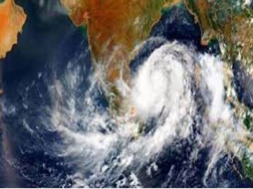 ঘনিয়েছে তুমুল দুর্যোগ, তোলপাড় বঙ্গোপসাগর, জেলায় তুমুল হাওয়া, প্রবল বৃষ্টির অ্যালার্ট