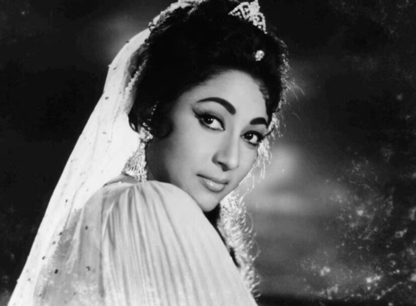 ঘটনার রেশ আদালত পর্যন্ত পৌঁছে। খবরটি ছড়িয়ে পড়ার সাথে সাথেই অভিনেত্রীকে নিয়ে বিরাট আলোচনা শুরু হয়। সূত্রের খবর, আদালতে দাঁড়িয়ে মালা সিনহা জানিয়েছেন যে, তিনি পতিতাবৃত্তির মাধ্যমে এই অর্থ উপার্জন করেছিলেন। অভিনেত্রীর এই একটি বক্তব্য তাঁর কেরিয়ার ধ্বংসের দিকে ঠেলে দেয়।