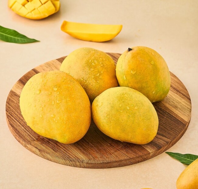 আমে ক্যালোরি এবং প্রাকৃতিক চিনি উচ্চ পরিমাণে থাকে। যদি, সারাদিনের ক্যালোরি সীমা অতিক্রম করে ফেলেন এবং রাতে আম খান, তাহলে এটি ওজন বৃদ্ধির কারণ হতে পারে। ঘুমানোর আগে ফল খাওয়া শরীরে চর্বি সঞ্চয় করার প্রবণতা বাড়িয়ে দেয়।