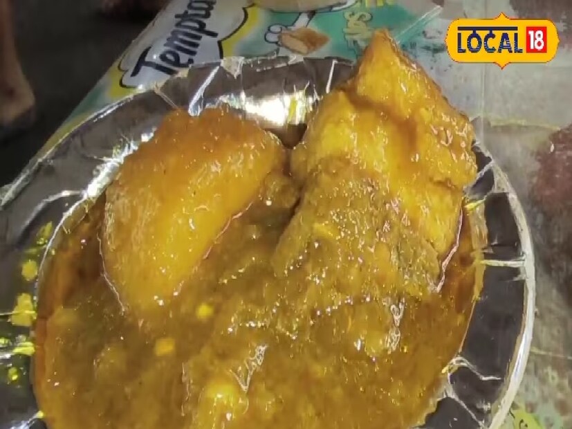 একসঙ্গে তিন-চারটি দোকান রয়েছে বেলাকোবা স্টেশন চত্বরে। প্রতিটি দোকানেই ভিড় চোখে পড়ার মতো। কোনও দোকানে ৬০ টাকা কিংবা কোনও দোকানে ৭০ টাকা... এতেই মিলছে পেট ভরা সুস্বাদু খাবার। ৬০ টাকায় মিলবে এক টুকরো বড় খাসির মাংস। অন্যদিকে, ১০ টাকা বেশি দিলেই মিলবে দু' টুকরো বড় খাসির মাংস।
