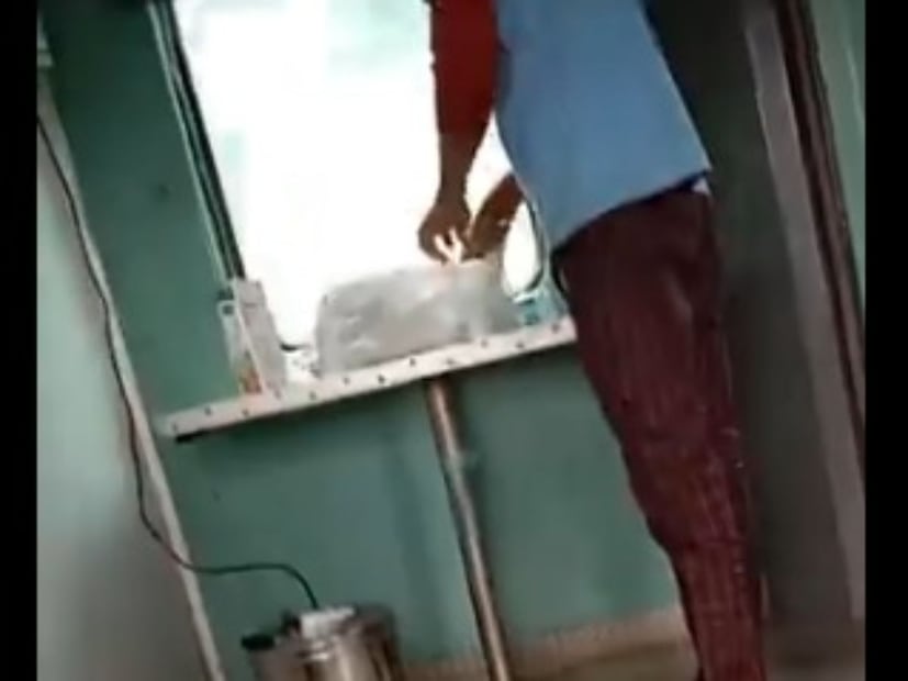 সম্প্রতি এই গার্ড কোচেই বসে থাকা এক যাত্রী অস্বাস্থ্যকর পদ্ধতিতে চা তৈরির একটি ভিডিও তৈরি করে সোশ্যাল মিডিয়ায় পোস্ট করেন। কিন্তু বিপত্তিতে পড়েন তিনি নিজেই। ভিডিওটি ভাইরাল হয়ে গেলে, তাঁকেই উল্টে রেলের 'বড়' প্রশ্নের মুখে পড়তে হয়, যে প্রশ্নের উত্তর দিতে তিনি অক্ষম। Image : X handle 