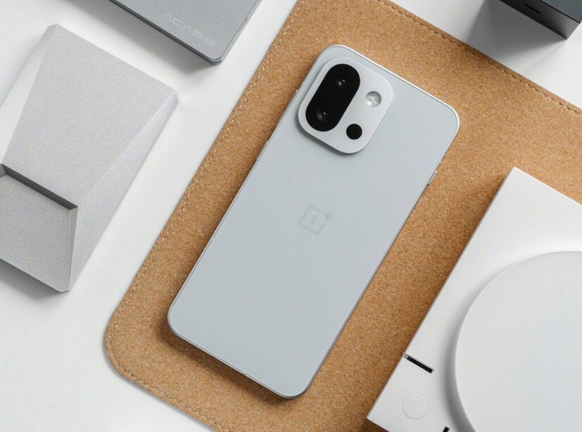 বলে রাখা ভাল যে, গত মাসে চিনের বাজারে এসেছিল OnePlus 13s। যা ভারতে খুব শীঘ্রই লঞ্চ করা হবে। এই ফোনে থাকতে পারে Snapdragon 8 Elite চিপসেট। আর থাকতে পারে ফুল HD + রেজোলিউশন-সহ ৬.৩২ ইঞ্চির LTPO AMOLED ডিসপ্লে। সঙ্গে থাকতে পারে ১২০ হার্ৎজ রিফ্রেশ রেট। 